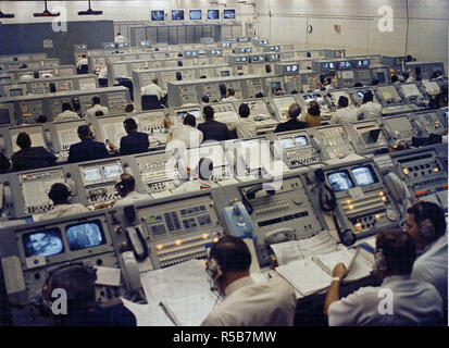 Dieses Foto zeigt eine besetzt Launch Control Center am Kennedy Space Center während der Apollo 8 Mission starten. Stockfoto