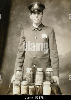 Essen Verwaltung - Anti-Waste Kampagne - Henry M. Jett, Polizist, der die US-Administration Unterpfand im Herbst 1917 unterzeichneten vorformulierten das Produzieren von seinem Garten Stockfoto