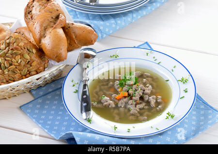 Bayerischen, schwäbischen und österreichische Gericht: Leber Nudeln in ein Rindfleisch Suppe Stockfoto