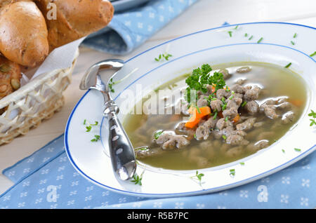 Bayerischen, schwäbischen und österreichische Gericht: Leber Nudeln in ein Rindfleisch Suppe Stockfoto