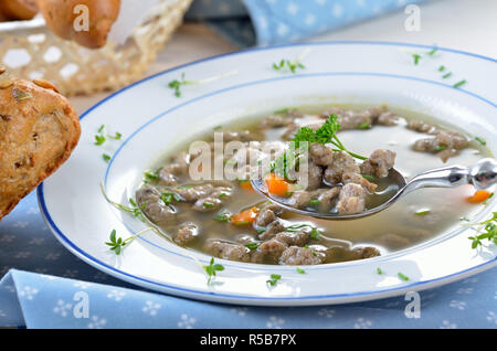 Bayerischen, schwäbischen und österreichische Gericht: Leber Nudeln in ein Rindfleisch Suppe Stockfoto