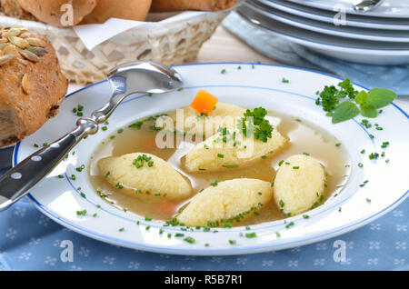 Eine bayerische und schwäbische Gericht: griess Knödel in einem Rindfleisch Suppe Stockfoto