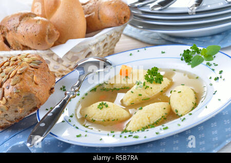 Eine bayerische und schwäbische Gericht: griess Knödel in einem Rindfleisch Suppe Stockfoto