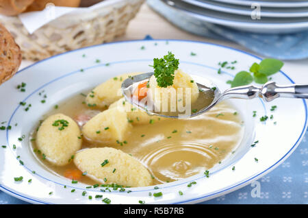 Eine bayerische und schwäbische Gericht: griess Knödel in einem Rindfleisch Suppe Stockfoto