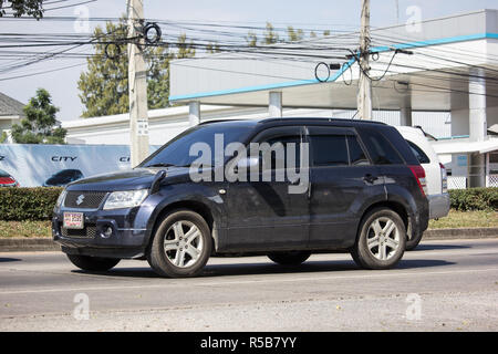 Chiangmai, Thailand - 26. November 2018: eigenes Mini-SUV Auto, Suzuki Grand Vitara. Foto an der Straße Nr. 121 ca. 8 km von der Innenstadt von Chiang Mai, Thailand. Stockfoto