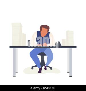 Typische Office Manager mit vielen Dokumenten, die auf der Tabelle, modernen Charakter in trendigen Flat Style isoliert auf weißem Stock Vektor