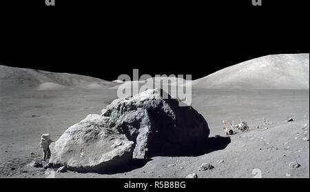 (13 Dez. 1972)------- Wissenschaftler - Astronaut Harrison H. Schmitt ist fotografiert stehen neben einem riesigen, Split lunar Boulder im dritten Apollo 17 Extra Vehicular Activity (EVA) der Taurus-Littrow Landeplatz. Stockfoto