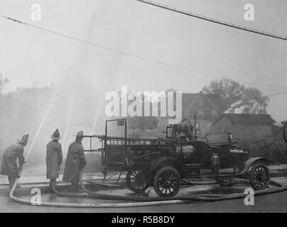 Schlauch Wagen für Regierung hergestellt; Howe Feuer Apparate Sales Co., Anderson, Indiana. Feuerwehrleute mit Schläuchen eingeschaltet. 1918-1919 Stockfoto