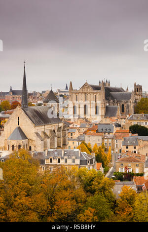 Frankreich, Region Poitou-Charentes, Departement Vienne, Poitiers, erhöhten Blick auf Stadt und Cathedrale St-Pierre, Herbst Stockfoto