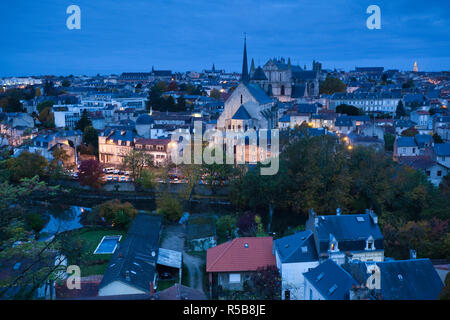 Frankreich, Region Poitou-Charentes, Departement Vienne, Poitiers, erhöhten Blick auf Stadt und Cathedrale St-Pierre, dawn Stockfoto