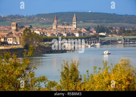Frankreich, Saone-et-Loire, Region Burgund, Maconnais, Tournus, Blick auf die Stadt entlang der Saône Stockfoto