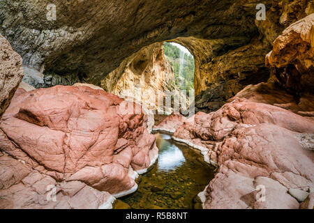 Tonto Natural Bridge ist ein Natural Arch in Arizona, USA, dass geglaubt wird, um die größte natürliche Brücke Travertin zu sein in der Welt. Stockfoto