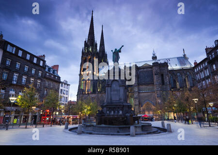 Frankreich, Puy-de-Dome Abteilung, Region Auvergne, Clermont-Ferrand, Place de la Victoire, Cathedrale-Notre-Dame Stockfoto