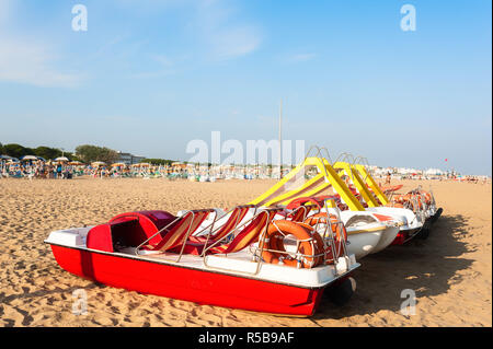 Tretboote mit Wasserrutschen am Strand. Stockfoto