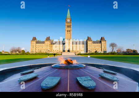 Kanada, Ontario, Ottawa, kanadischen Parlament, Center Block, Peace Tower und der Centennial Flame (La Flamme du Centenaire) Stockfoto