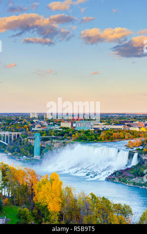 Kanada, Ontario und USA, Bundesstaat New York, Niagara Falls, American Falls und Bridal Veil Falls Stockfoto