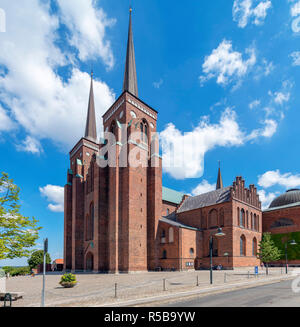 Die Kathedrale von Roskilde (Roskilde Domkirke) in der historischen Stadt Roskilde, Seeland, Dänemark Stockfoto