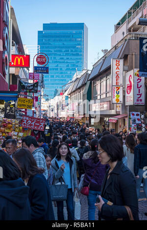 Menschenmassen durch Takeshita Dori Straße in Harajuku, Tokio, auf einen Feiertag. 23. November 2018, Tokio, Japan. Stockfoto