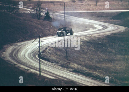 Ein großer Kohle Fahrzeug mit Reifen, die acht Meter hohe Kräfte auf dem Weg zu einer Hanna Coal Company Processing Area an der Route 100, in der Nähe von Morristown, Ohio, und Steubenville. 10/1973 Stockfoto