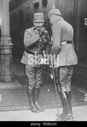 Der Kaiser in einer vertraulichen Atmosphäre. Kurz vor der Unterzeichnung des Waffenstillstands ex-Kaiser in der Uniform eines österreichischen Allgemeinen, geschmückt mit dem Eisernen Kreuze die Ausstellung einige geheime Anweisungen an einen seiner Generäle, in der deutschen militärischen Hauptquartier in Spa Ca. 1918, Stockfoto