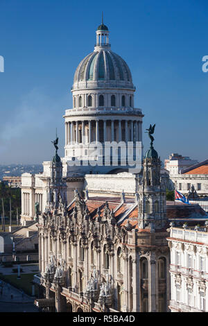 Kuba, Havanna, erhöhten Blick auf die Stadt in Richtung des Capitolio Nacional mit El Teatro de La Habana Theater Stockfoto