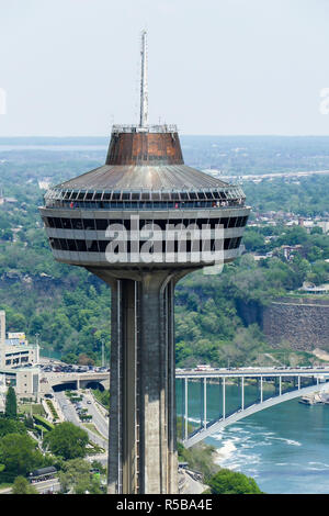 NIAGARA FALLS - 28. Mai: Skylon Tower in die Niagara Fälle von der kanadischen Seite der Niagara Fälle am 28. Mai 2016 in Niagara Falls, Kanada. Stockfoto