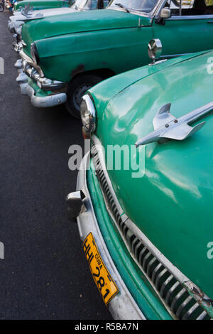 Kuba, Havanna, Centro Habana, Parque De La Fraternidad, alte 1950er-Jahre-Ära US Cars Stockfoto