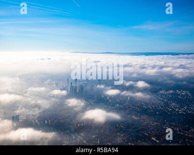 Frankfurter Skyline, wie über den Wolken im Flugzeug gesehen Stockfoto