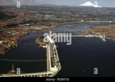 The Dalles Dam auf dem Columbia River. Im Hintergrund ist der Mt Hood, 11,235 ft. Höhe, ist der höchste Punkt in Oregon 06/1973 Stockfoto