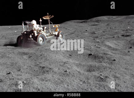(21 April 1972) --- Das Lunar Roving Vehicle (LRV) erhält ein tempotraining von Astronaut John W. Junge in der 'Grand Prix' ausführen, während der erste Apollo 16 Extra Vehicular Activity (EVA) der Descartes Landeplatz. Stockfoto