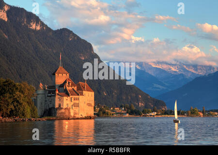 Schweiz, Waadt, Montreux, Chateau de Chillon und Genfer See (Lac Leman) Stockfoto