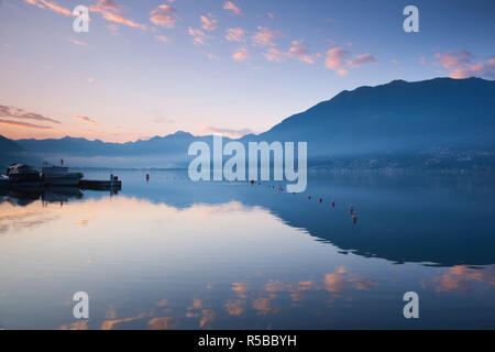 Schweiz, Ticino, Lago Maggiore, Locarno, Seeufer, dawn Stockfoto