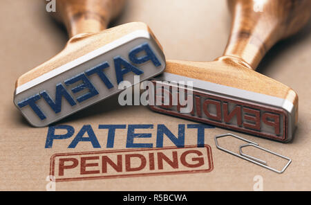 Zwei Gummistempel mit den Worten patent- und anstehende über braunes Papier Hintergrund. Geistiges Eigentum Konzept. 3D-Darstellung. Stockfoto