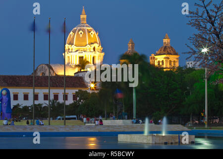 Kolumbien, Bolivar, Cartagena De Indias, Naval Museum und der Kuppel von San Pedro Claver Kirche wider in Parque de la Marina Stockfoto