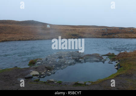 Natürlichen geothermischen Pool neben Reykjafoss Wasserfall in Island Stockfoto