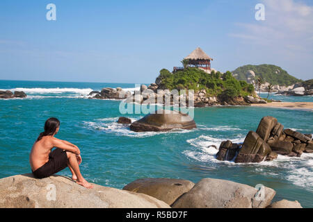 Kolumbien, Magdalena, Park Nacional Natural Tayrona, Cabo San Suan de la Guia Strand, touristische saß oben auf der Felsen an Anzeigen suchen Stockfoto