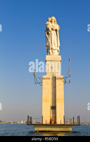 Kolumbien, Bolivar, Cartagena De Indias, Statue in Bahia de Cartagena Stockfoto