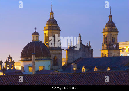 Kolumbien, Bogota, Türme der Catedral Primada, Kuppel und Glockenturm der Capilla del Sagrario, Plaza de Bolivar