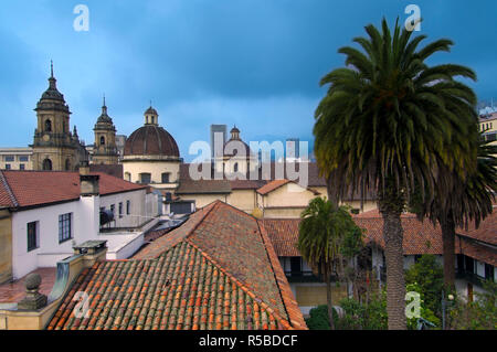 Kolumbien, Bogota, die Bischöfliche pastoralen Bereich auf der Plaza Bolivar, Türme der Catedral Primada und die Kuppel der Capilla del Sagrario Stockfoto