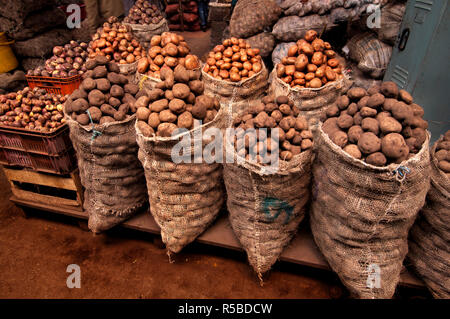 Kolumbien, Bogota, Paloquemao Food Market, Central Market, Säcke Kartoffeln für Verkauf, Heften der Kolumbianischen Diät Stockfoto