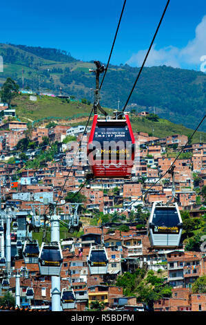 Medellin, Kolumbien, San Javier Hang Nachbarschaft, Metrocable Auto gebaut, wie öffentlicher Verkehr Mobilität für Bewohner in Gebieten mit schwierigen Zugang, urbane Seilbahn, touristische Attraktion, Aburra Tal, Antioquia zu erhöhen. Stockfoto