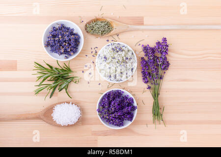 Kräutersalz von Rosmarin und Lavendel-Blüten Stockfoto