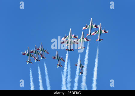 Frecce Tricolori aerobatic Demonstration Team der Italienische Aeronautica Militare italienische Luftwaffe display Team flying Aermacchi MB-339 Jets Stockfoto