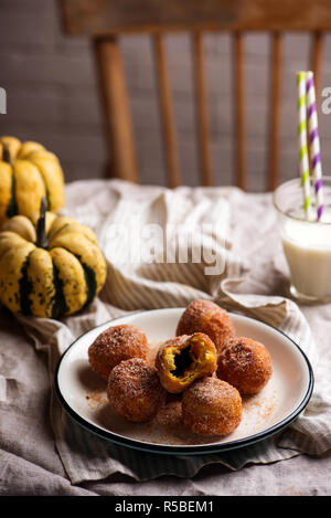 Nutella gefüllten Kürbis churro beißt. style Vintage. selektive Fokus Stockfoto