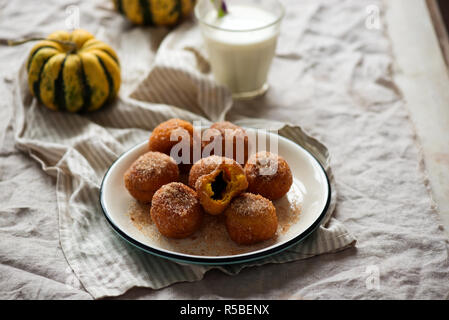 Nutella gefüllten Kürbis churro beißt. style Vintage. selektive Fokus Stockfoto