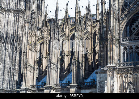 Köln, Deutschland. Dom Fassade mit Strebebögen, Südseite. Stockfoto