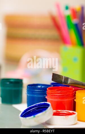 Mehrere Gläser mit bunten gouache Farbe auf einem Tisch Stockfoto