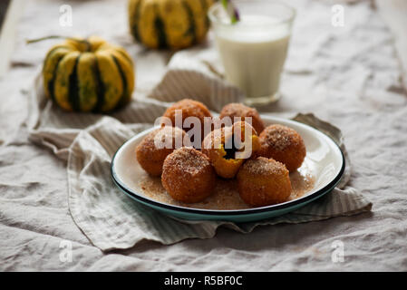 Nutella gefüllten Kürbis churro beißt. style Vintage. selektive Fokus Stockfoto