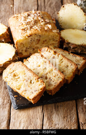 Hausgemachte geschnittene Ananas Brot mit Walnüssen close-up auf dem Tisch. Vertikale Stockfoto