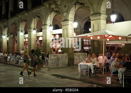 Menschen essen in Restaurants im Freien, Placa Reial, Barcelona, Spanien Stockfoto